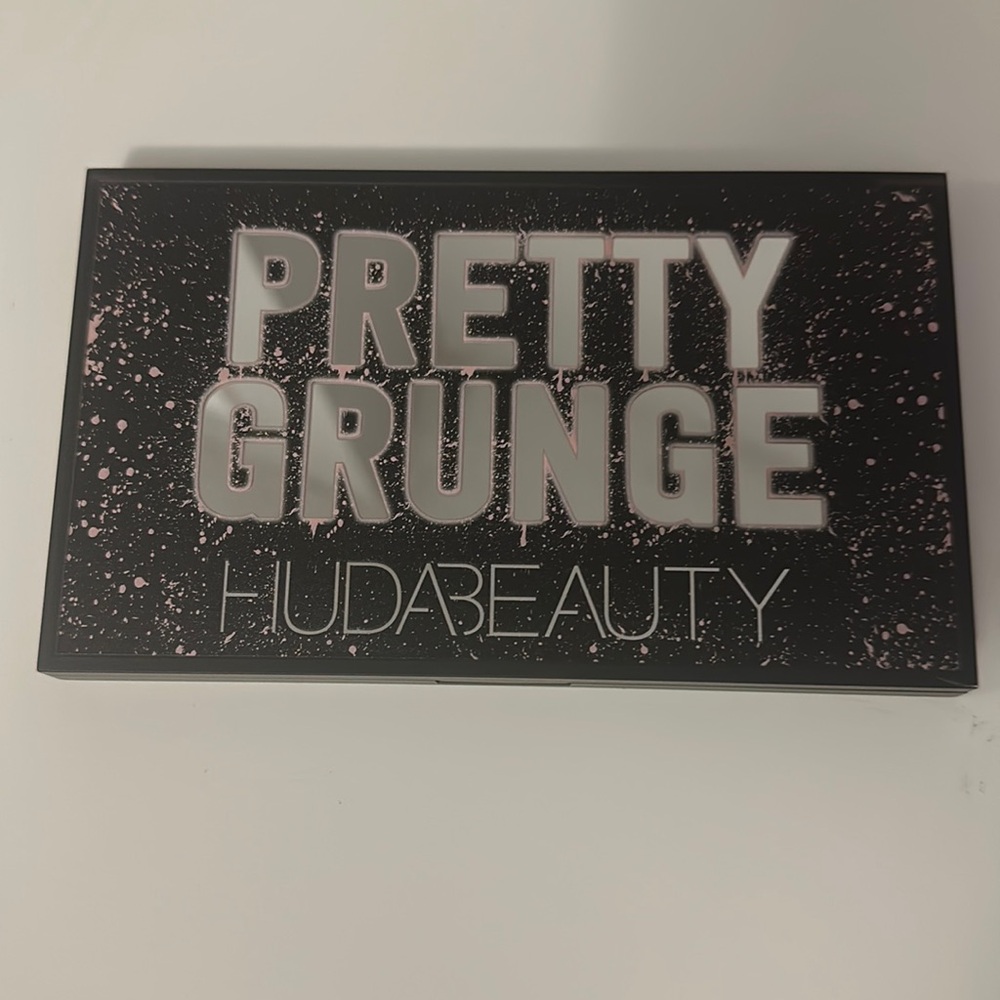 Huda beauty pretty grunge palette